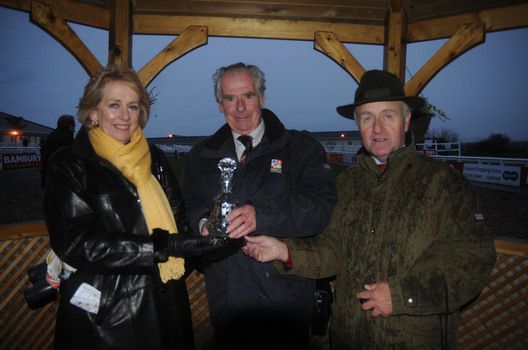 Anna & Noel Henley receive the prize from Steve McDonogh