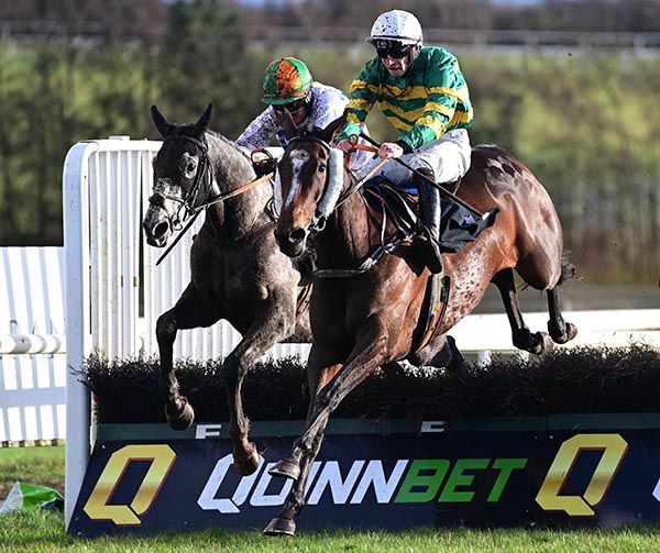 Starman  James O Sullivan left win the Parkway Shopping Centre Rated Novice Hurdle from Splashing Out .